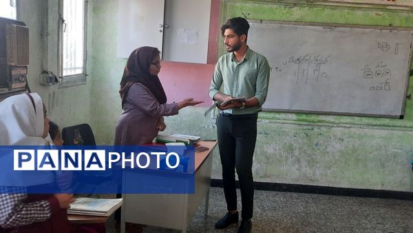 بازدید مدیر آموزش و پرورش حاجی آباد از دبستان استقلال