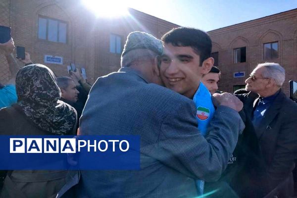 همایش بدرقه‌ دانش‌آموزان منتخب سازمان دانش‌آموزی به عمره‌ مفرده دانش‌آموزی