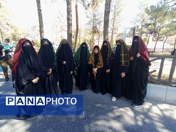 جاماندگان اربعین حسینی در  راهپیمایی حرم تا حرم نیشابور 