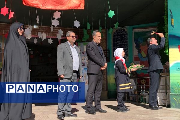 نواختن زنگ مصباح الهدی توسط مدیر آموزش و پرورش ناحیه 2 شهرری در دبستان طواف و معماریان 