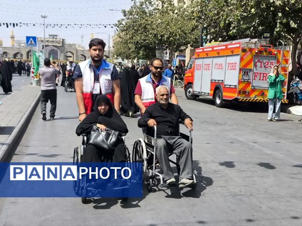 خدمت جوانان هلال‌احمر همدان به زائران رضوی در طرح ملی «قدم به قدم در مسیر بهشت»