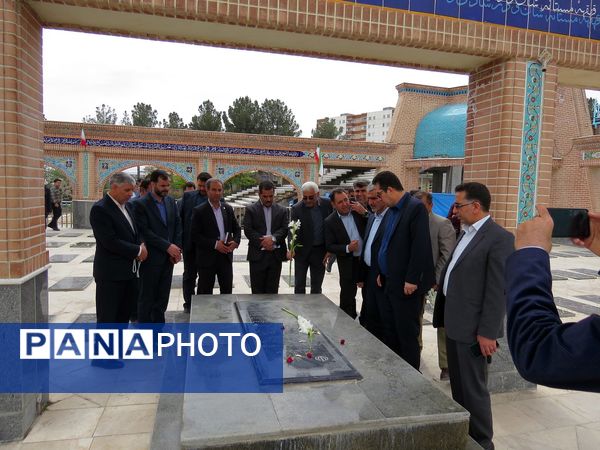گلباران مزار شهدای دانش‌آموز و معلم در بجنورد