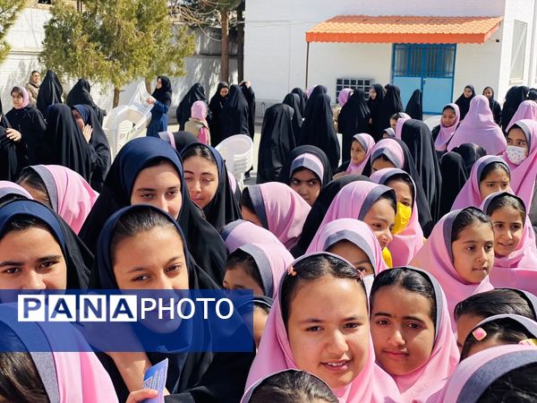 نواختن زنگ جشن نیکوکاری در دبستان زینب قهرمانی مه ولات