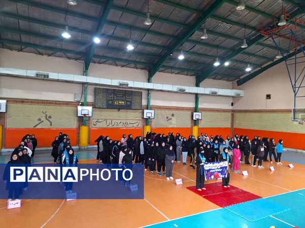 المپیاد ورزشی در دبیرستان دخترانه علمی