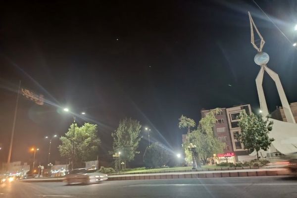 شهرداری خرمدره میدان معلم را با چراغ‌های دکوراتیو دوشعله نورپردازی کرد