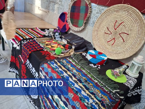 نمایش هنرهای دستی دانش‌آموزان معمولان