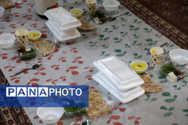 برگزاری یادواره شهدا و مراسم افطاری در دبیرستان شاهد پیام غدیر