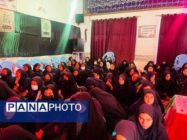 استقبال دانش‌آموزان‌ دبیرستان شاهد ریحانه‌النبی گناباد از پیکر مطهر شهید گمنام