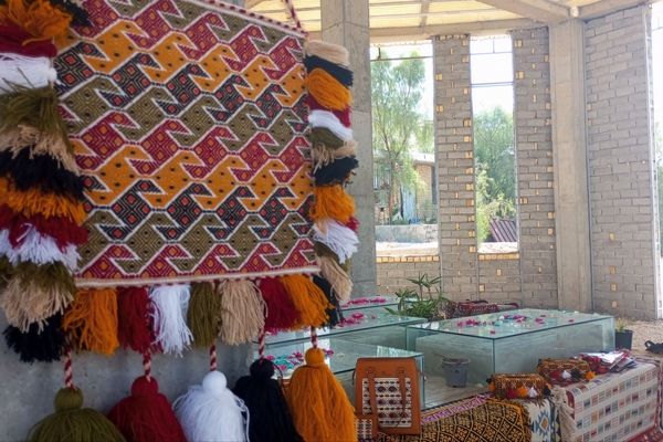 آوای هنر در هفته دولت؛ تقدیر از هنرمندان صنایع‌دستی در تپه شهدا گمنام