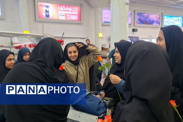 استقبال از زائران حرم امام رئوف در فرودگاه شیراز