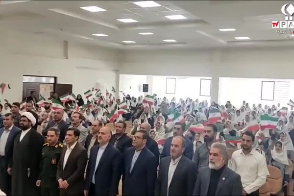ما دانش‌آموزان با دستان کوچک خود مهربانی را تقسیم می‌کنیم