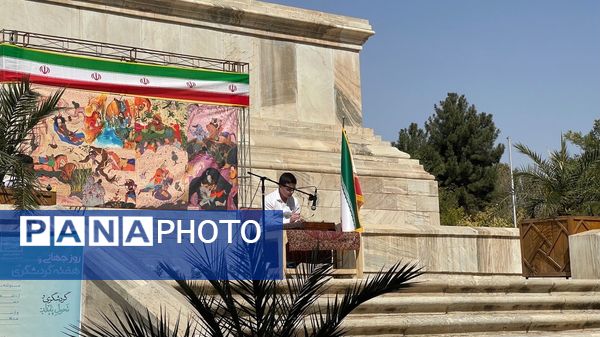 فرزندان ایران زمین در کنار آرامگاه حکیم‌ توس
