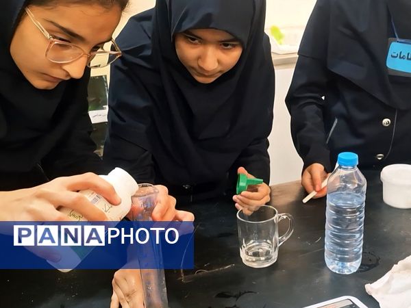 اجرای آزمایش‌های جذاب توسط دانش‌آموزان پایه های هفتم مدرسه انیس خوش قدم 