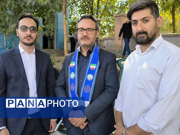 رونمایی از کتاب «روحانی که روحانی نیست» در دبیرستان باقریه