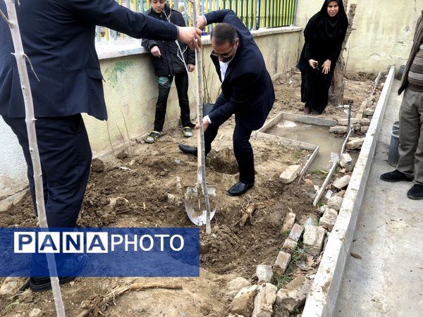 دانش‌آموزان و مسئولین شهرستان ملارد، در روز درختکاری جوانه‌های امید را به زمین هدیه دادند