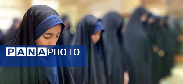 اقامه نماز جماعت مادر و دختری در مدارس انزلی