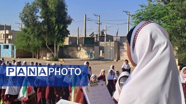دیدار صمیمانه مأموران نیروی انتظامی با دانش‌آموزان دبستان استقلال 