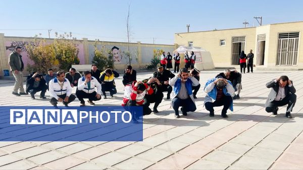 اجرای مانور زلزله و ایمنی در دبستان دین و دانش ابرکوه