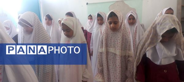 حضور پرشور دانش‌آموزان پایه چهارم دبستان شهید تنیده در نماز جماعت