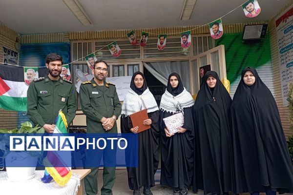 تجلیل از فرمانده واحد بسیج دانش‌آموزی دبیرستان فرزانگان قوچان 