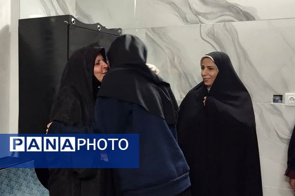 دیدار دانش‌آموزان مدرسه نمونه دولتی شهیدی با مادر شهید مجید زارعی به مناسبت روز مادر