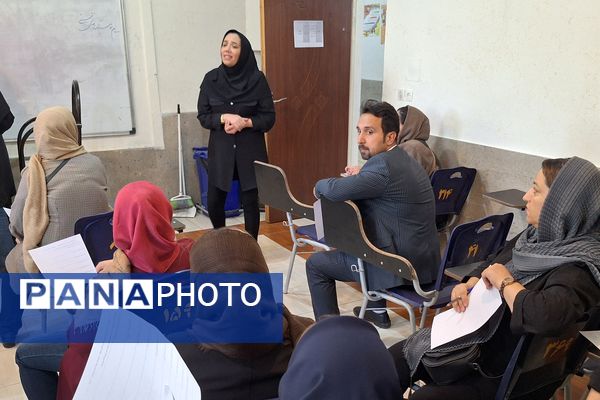 دیدار اولیا و معلمان در جهت بررسی وضعیت تحصیلی دانش‌آموزان 