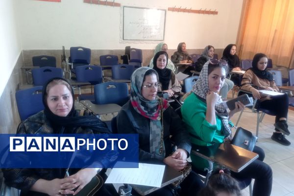 جلسه دیدار معلمان و اولیا در آموزشگاه پویش ناحیه ۳شیراز 
