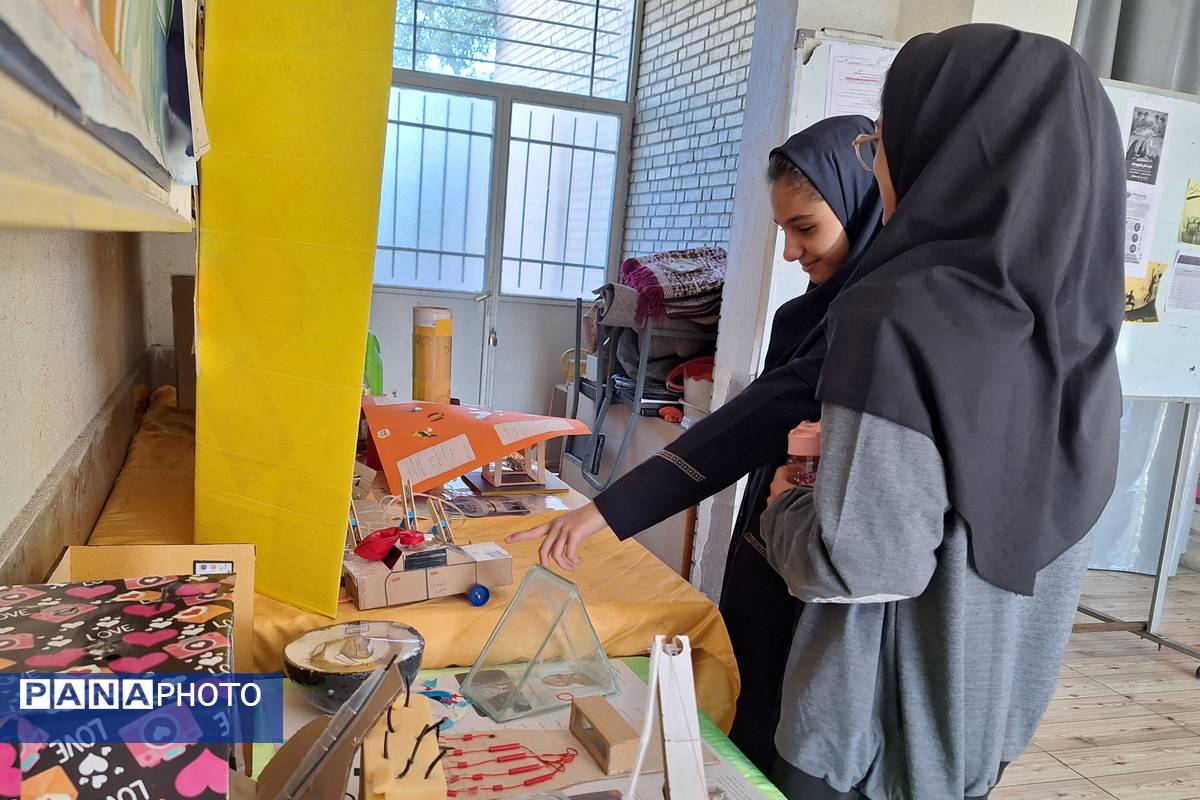 نمایشگاه دست سازه‌های علوم و آزمایشگاه در دبیرستان پویش 