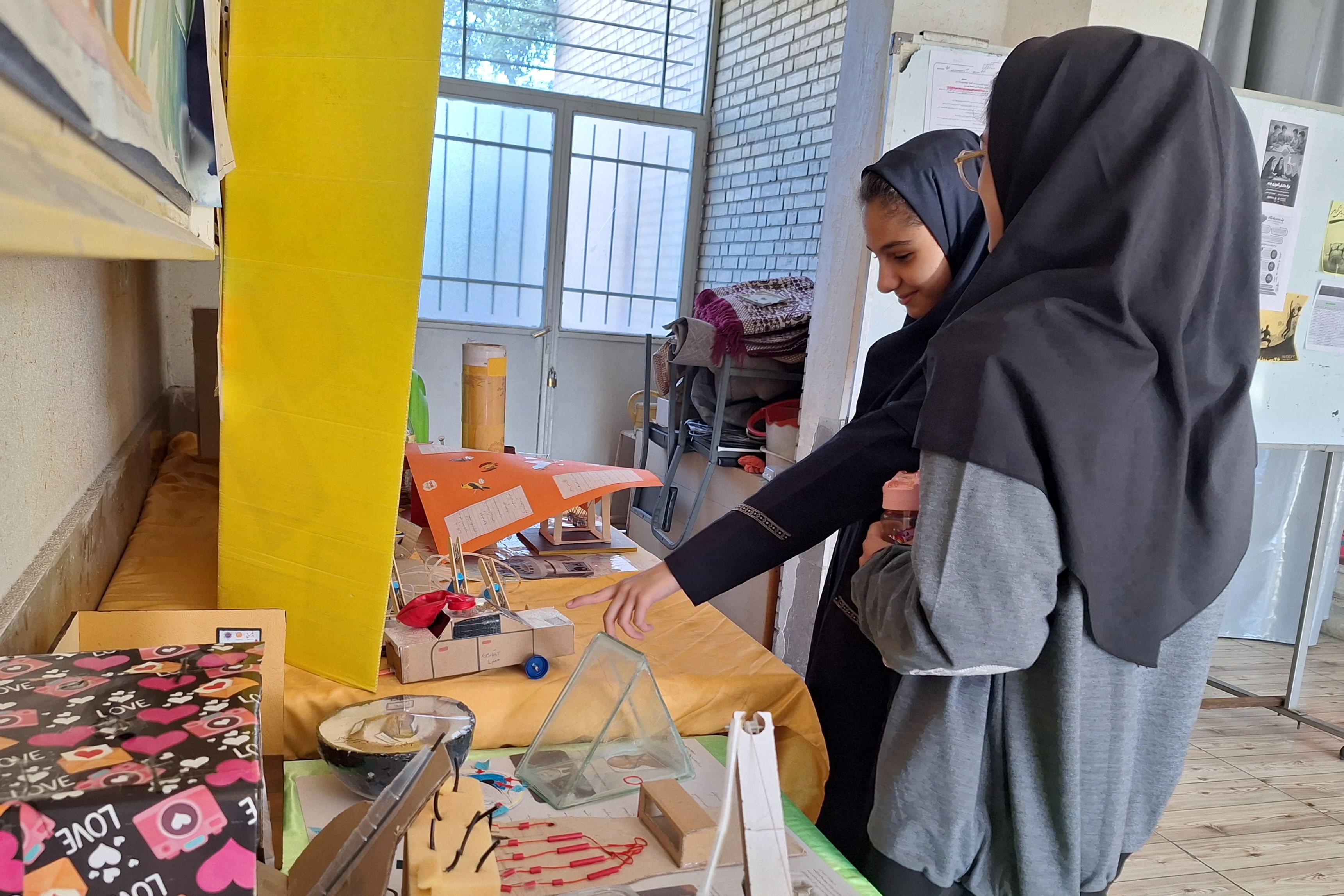 نمایشگاه دست سازه‌های علوم و آزمایشگاه در دبیرستان پویش 