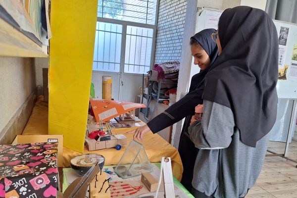 نمایشگاه دست سازه‌های علوم و آزمایشگاه در دبیرستان پویش 