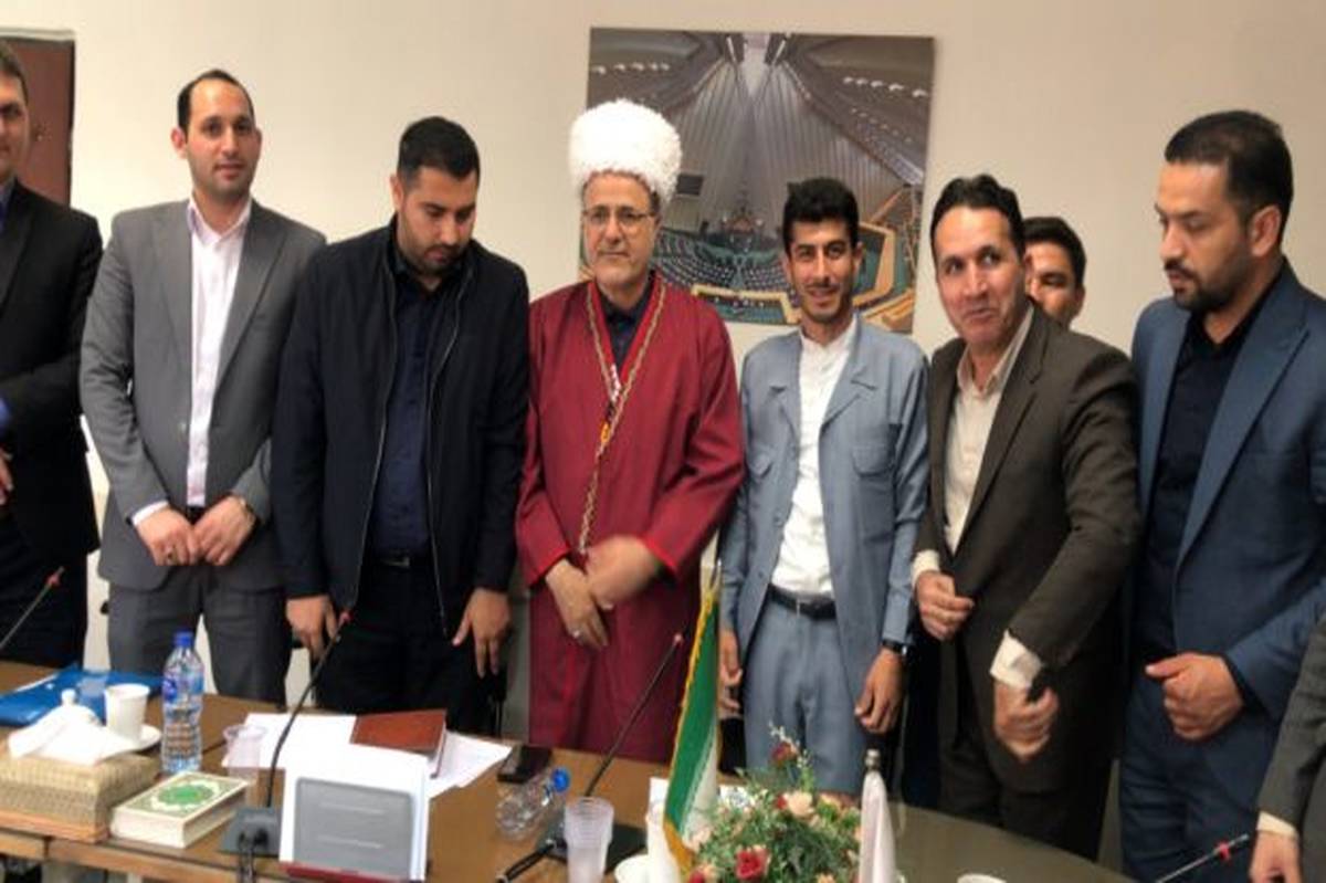 گفتوگوی معاون حقوقی و امور مجلس آموزشوپرورش با گروهی از معلمان جوان استان گلستان