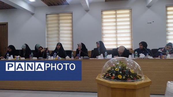 نشست مدیرکل اداره نوسازی مدارس استان اصفهان با دانش‌آموز خبرنگاران پانا 