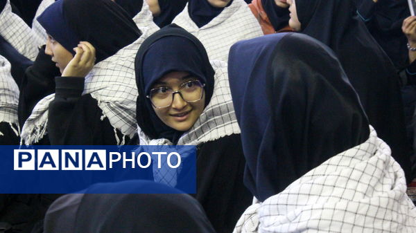 حضور پررنگ دانش‌آموزان دختر در آیین فاطمیون کرمان