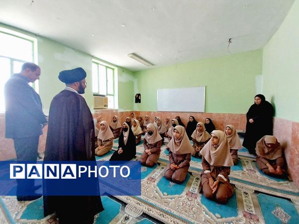 نماز جماعت در آموزشگاه شکوه زاویه فین