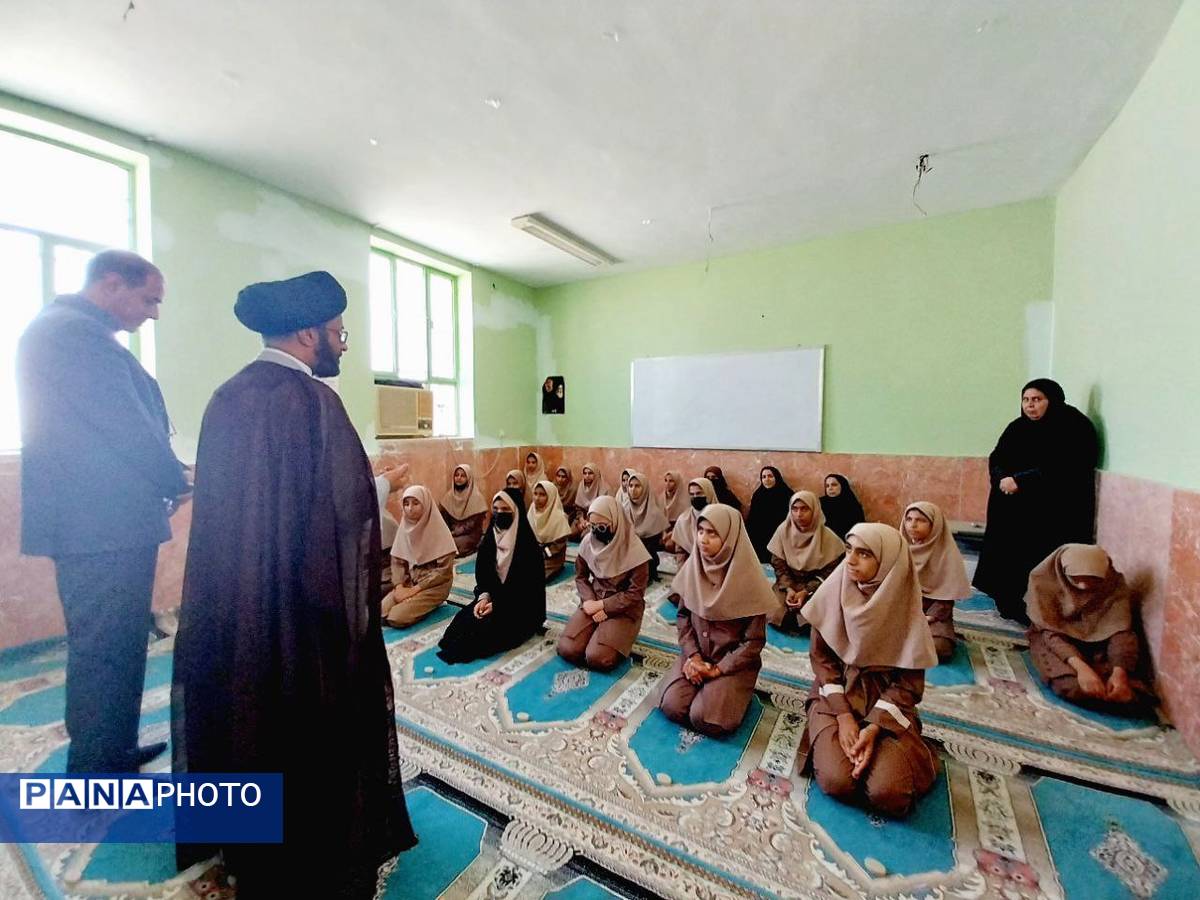 نماز جماعت در آموزشگاه شکوه زاویه فین