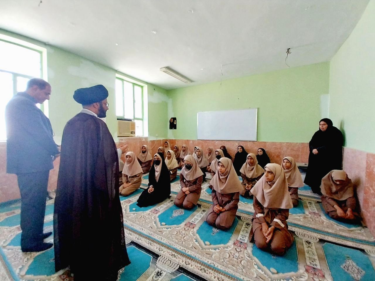 نماز جماعت در آموزشگاه شکوه زاویه فین