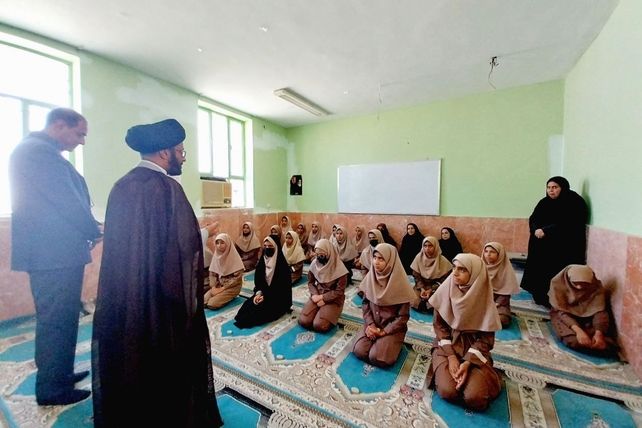 نماز جماعت در آموزشگاه شکوه زاویه فین