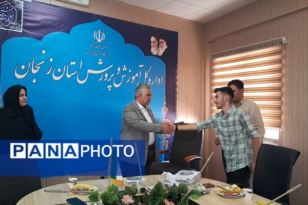 دیدار جمعی از دانش‌آموز خبرنگاران زنجانی با مدیرکل آموزش و پرورش استان