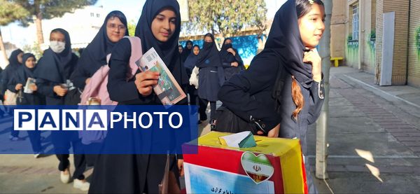 برگزاری جشن عاطفه ها در دبیرستان فرزانگان دوره ی اول 
