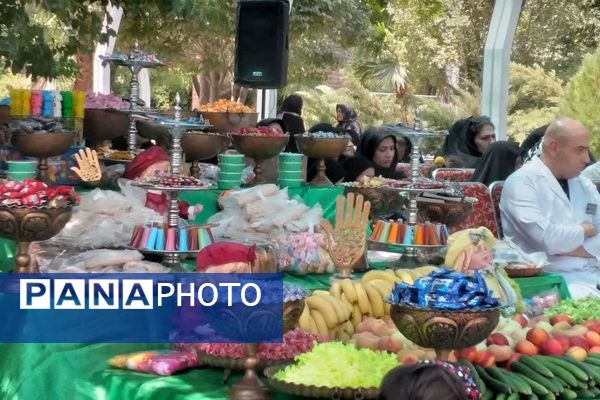 برپایی سفره‌ی احسان در محوطه بیمارستان فوق تخصصی آیت‌الله یثربی کاشان