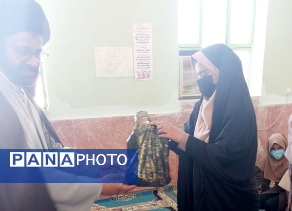 نماز جماعت در آموزشگاه شکوه زاویه فین