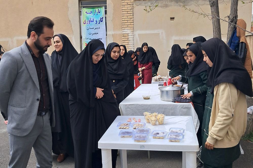 برگزاری بازارچه صنایع دستی و غذا در دبیرستان‌ حضرت‌ معصومه (س) شهرستان فیروزکوه