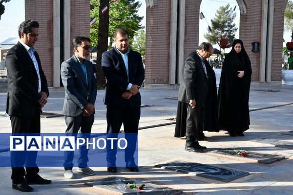گلزارهای شهدا در هفته معلم عطرافشان شد