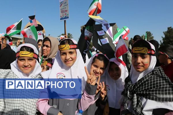 حضور پرشور دانش‌آموزان فشافویه در راهپیمایی ۱۳ آبان