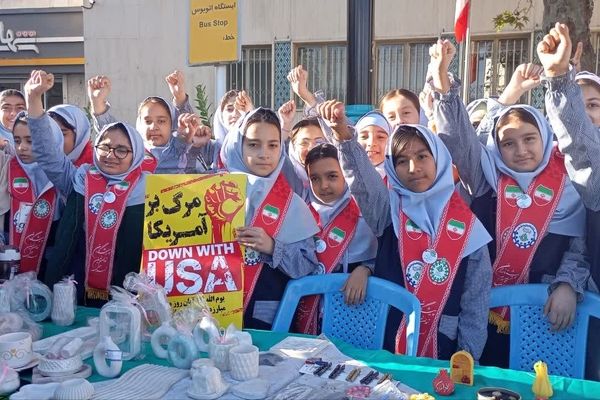 حضور پرشور نسل دهه‌هشتادی و نودی در راهپیمایی ۱۳ آبان