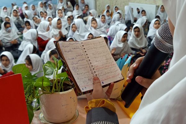 برگزاری جشن روز مادر در دبستان ایمان رباط‌کریم