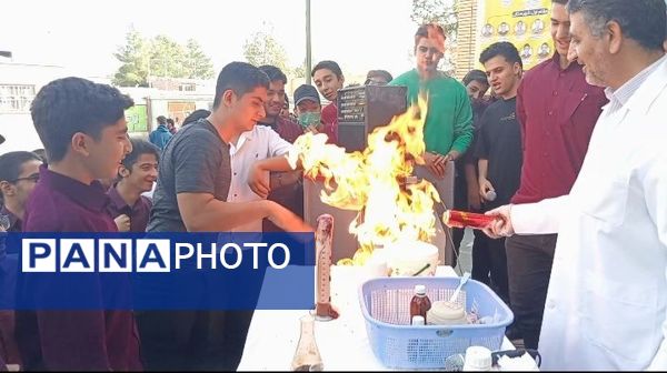 انجام آزمایش‌های علمی در دبیرستان نمونه آیت الله خامنه‌ای کاشمر 