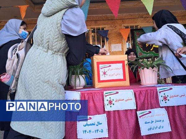 شور و نشاط دانش‌آموزان مدرسه حضرت معصومه (س) ناحیه 4 کرج در انتخابات شورای دانش‌آموزی