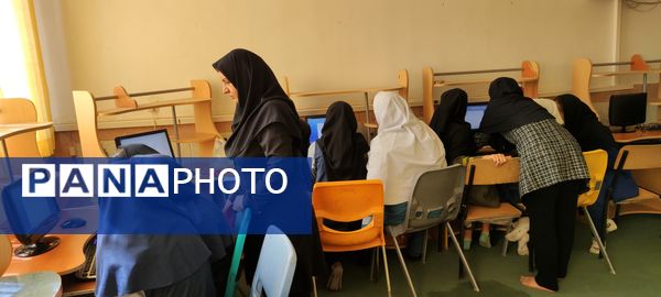 بازدید دانش‌آموزان پیشتاز‌ مدرسه شهید خاقانی از کلاس‌های رایانه کانون سمیه شیروان