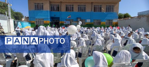 نواختن زنگ سلامت در مدرسه دخترانه ضحی ۱ شهرستان شیروان